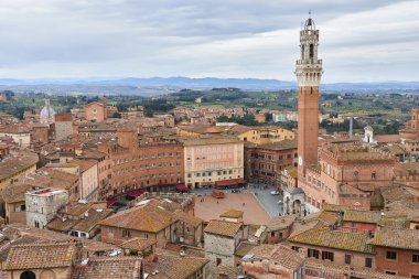 Torre del Mangia ve Piazza del Campo