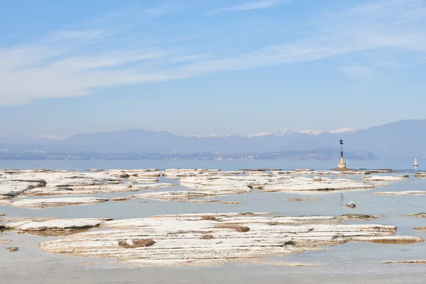 Costa della penisola di Sirmione — Foto Stock