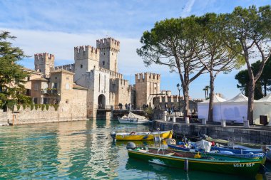 Castello scaligero, sirmio Yarımadası girişinde bulunan bir ortaçağ bağlantı noktası sur