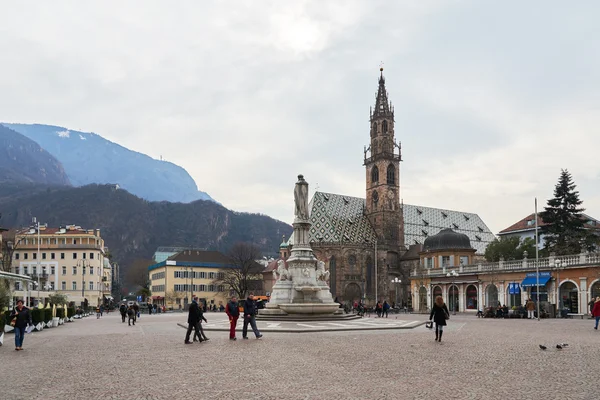 Catedral de Bolzano, Catedral de Bolzano. É o principal marco de Bolzano e uma jóia da arquitetura românica e gótica — Fotografia de Stock