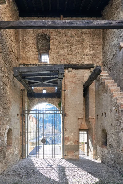 Castello scaligero, uma fortificação portuária medieval localizada na entrada da península de sirmio — Fotografia de Stock