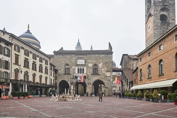 Piazza vecchia e palácio de Ragione — Fotografia de Stock