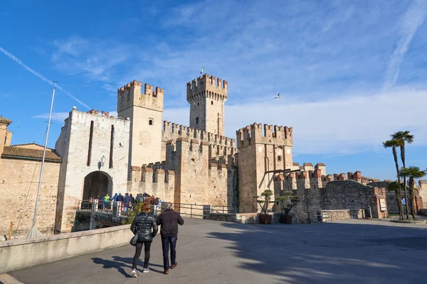 Castello scaligero, uma fortificação portuária medieval localizada na entrada da península de sirmio — Fotografia de Stock