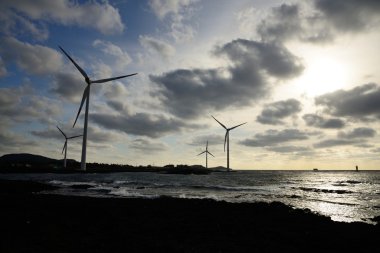 Dur güç jeneratör rüzgar türbini bir bulutlu gökyüzü Jeju c üzerinde