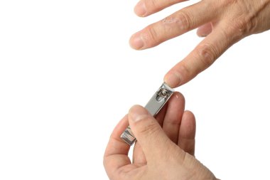 yaşlı adamın el ile üzerine beyaz izole çivi kırpma işlemi