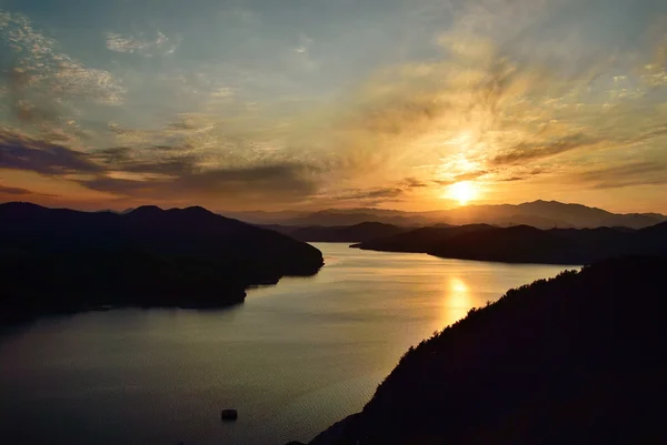 Puesta de sol del lago Jinayang en la ciudad de Jinju, Corea —  Fotos de Stock
