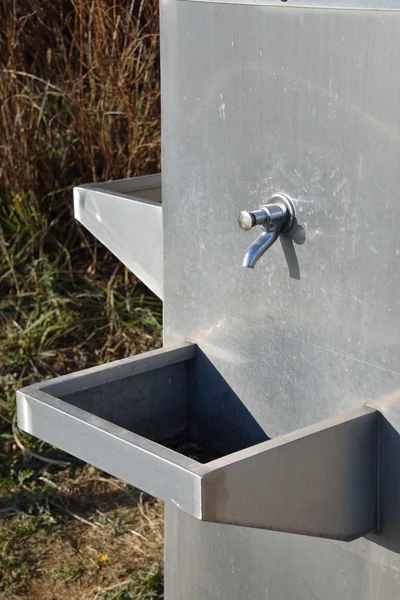 Fontana d'acqua in acciaio fatto in campo — Foto Stock
