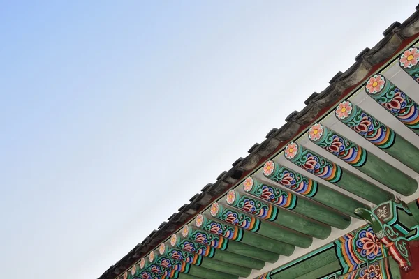 Detalhe de beirados em Gyeongbok Palace em Seul, Coréia — Fotografia de Stock