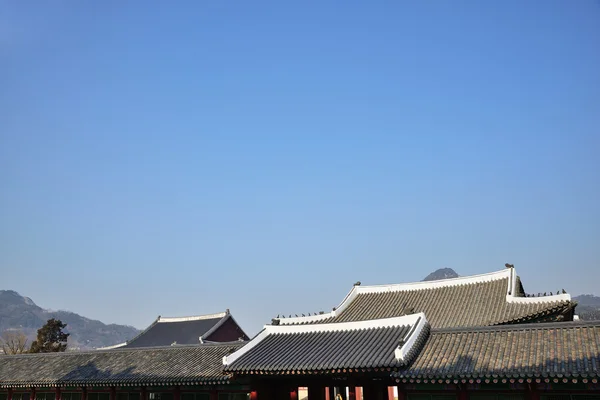 Gyeongbokgung kiremitli çatıları Seul, Kore açık gökyüzü ile — Stok fotoğraf