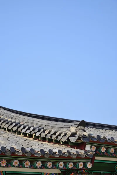 晴朗的夜空，在韩国首尔景福宫琉璃瓦的屋顶 — 图库照片