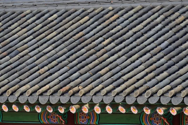 Detalj av tegeltak i Gyeongbokgung i Seoul, Korea — Stockfoto