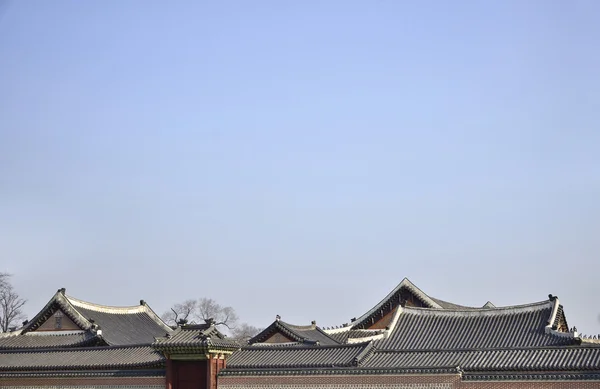 Toits carrelés de Gyeongbokgung avec ciel clair à Séoul, Corée — Photo