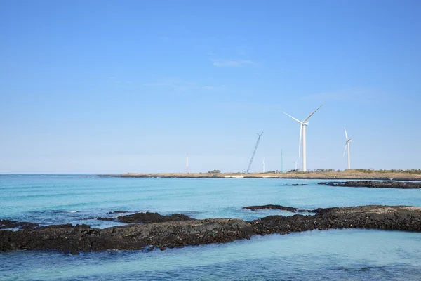 Вітряні генератори енергії в приморському Чеджу — стокове фото