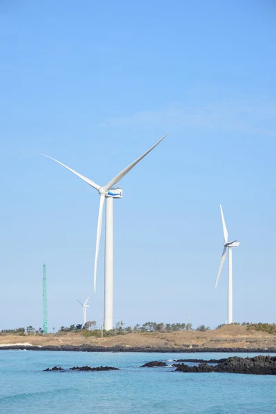 Вітряні генератори енергії в приморському Чеджу — стокове фото