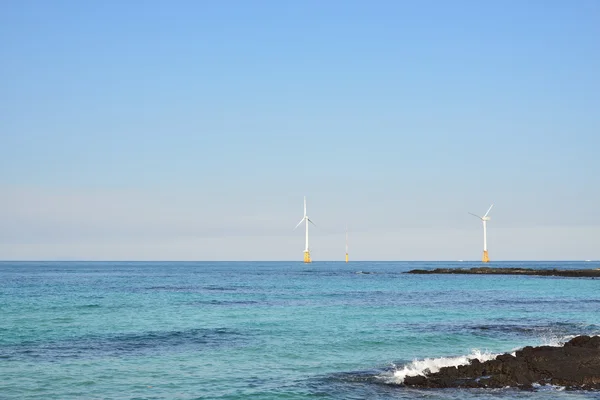 シーサイド、韓国済州島の風力発電機 — ストック写真