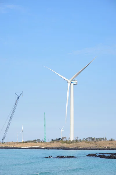 シーサイド、韓国済州島の風力発電機 — ストック写真