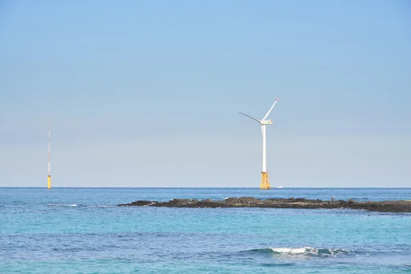 シーサイド、韓国済州島の風力発電機 — ストック写真