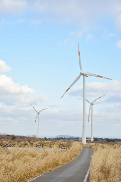 曇り空に電気電力発電機風力タービン — ストック写真