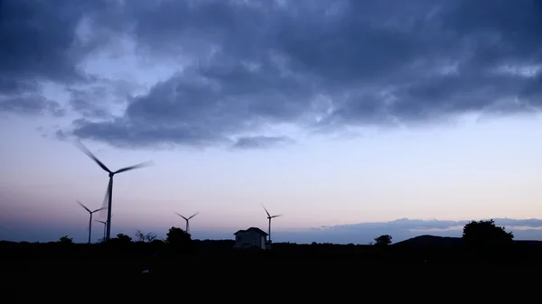 电力电源风力发电机组在多云的天空 — 图库照片