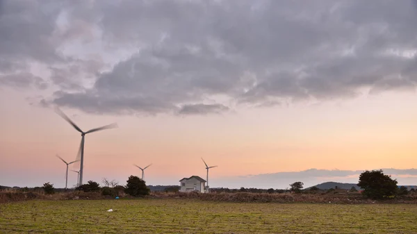 电力电源风力发电机组在多云的天空 — 图库照片