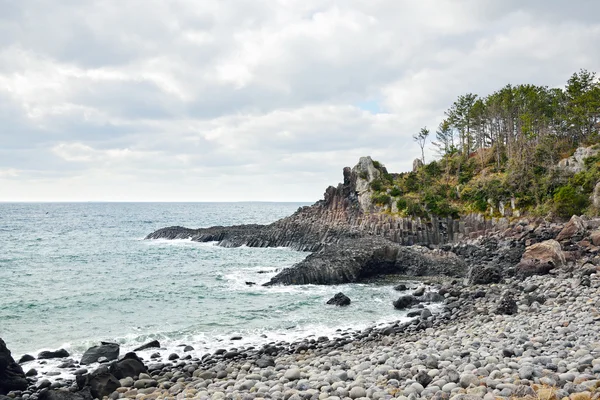 Basaltic columnar joint coast in JungMun in Jeju Island — Stock Photo, Image