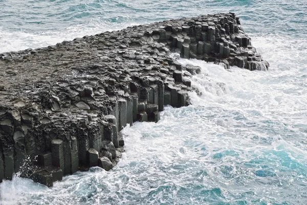 天帝在济洲岛玄武岩柱状联合海岸 — 图库照片