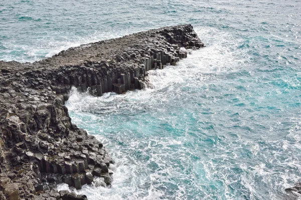 Čedičové sloupovitý společné pobřeží v Jungmun na ostrově Jeju — Stock fotografie