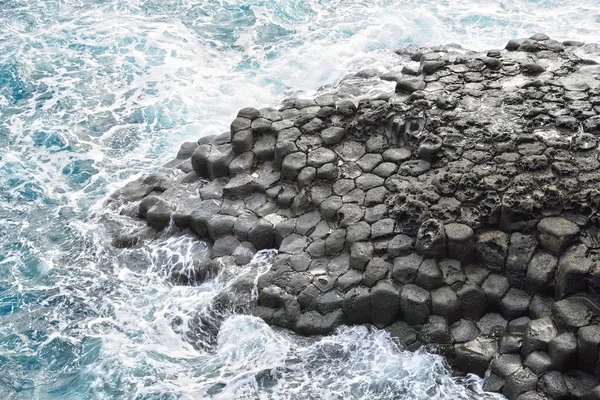 天帝在济洲岛玄武岩柱状联合海岸 — 图库照片
