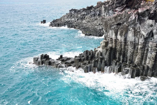 Basaltic columnar joint coast in JungMun in Jeju Island — Stock Photo, Image
