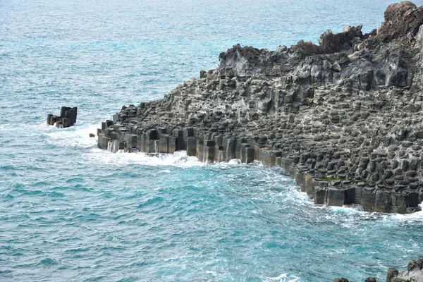 天帝在济洲岛玄武岩柱状联合海岸 — 图库照片