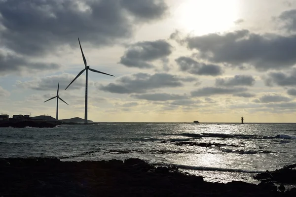 Eletric потужність генератора вітрової турбіни над хмарного неба у місті Jeju C — стокове фото