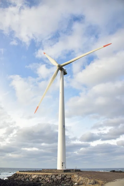 済州島の曇り空に電気発電機の風タービン — ストック写真