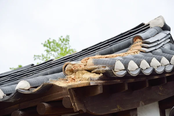 Dettaglio di danneggiato coreano tradizionale tetto piastrellato — Foto Stock