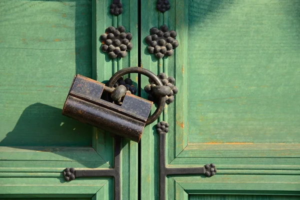 Kore mimarisinin geleneksel eski kapı kilidi — Stok fotoğraf