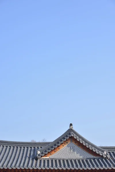 Tetti piastrellati di Gyeongbokgung con cielo limpido a Seoul, Corea — Foto Stock