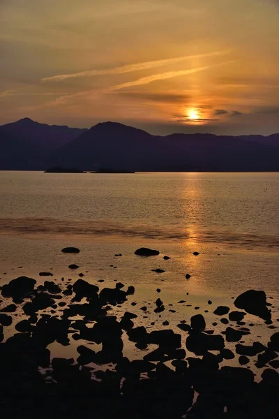 Puesta de sol en la costa de Namhae en Corea — Foto de Stock