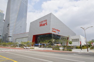 Songdo, Kore - 29 Temmuz 2014: Lotte Mart Songdo Internationa içinde