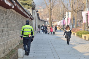 Seoul, Kore - 06 Ocak 2014: polis yakınındaki devriye 