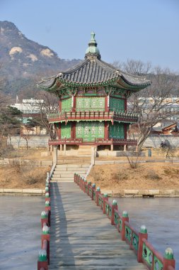 Seoul, Kore - 06 Ocak 2014: Hyangwonjeong içinde Gyeongbok pala