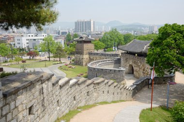 Suwon, Kore - 02 Mayıs 2014: Batı kapısı Suwon Hwaseong