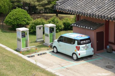 Suwon, Kore - 02 Mayıs 2014: elektrikli otomobil ve şarj istasyonu  