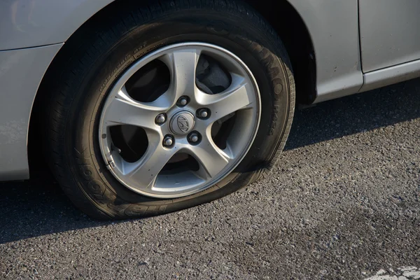 POCHEON, KOREA - SEPTEMBER 06, 2014: flat tire — Stock Photo, Image