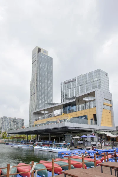 SongDo, KOREA - July 29, 2014: Water play in Songdo Internationa — Stock Photo, Image