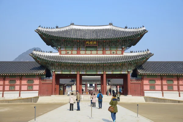 Seoul, Korea - 06 januari 2014: Beskåda av Heungnyemun i Gyeongbo — Stockfoto