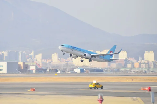 GIMPO, COREA - 19 GENNAIO 2014: aeroplano della Korean Airline a G — Foto Stock