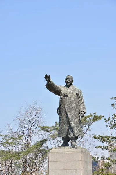 SEOUL, COREA - 04 DE ABRIL DE 2014: Satue of baebeom Kim Gu at baekbe —  Fotos de Stock