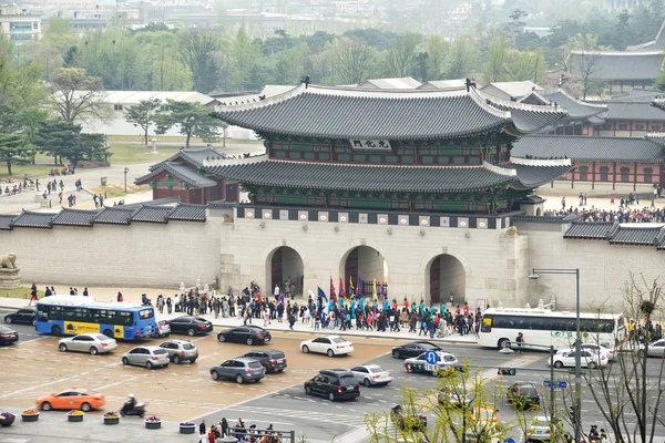 SEOUL, KOREA - April 12, 2014: View of Gyeongbock palace and Gwa — Stock Photo, Image