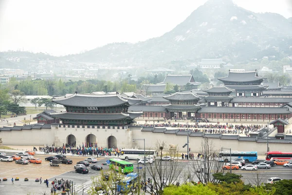 Seoul, Korea - 12. April 2014: Blick auf gyeongbock palast und gwa — Stockfoto