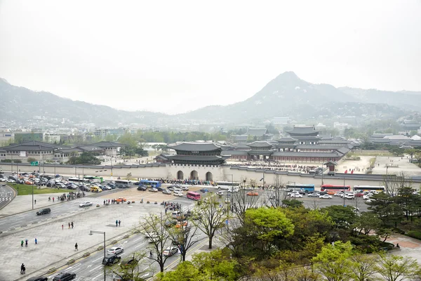 SEOUL, CORÉE - 12 avril 2014 : Vue du palais Gyeongbock et de Gwa — Photo
