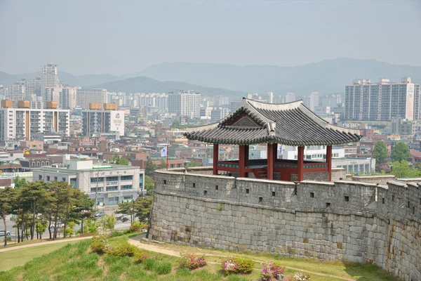 Suwon, Korea - 02. Mai 2014: Nordwestpavillon von suwon hwaseo — Stockfoto